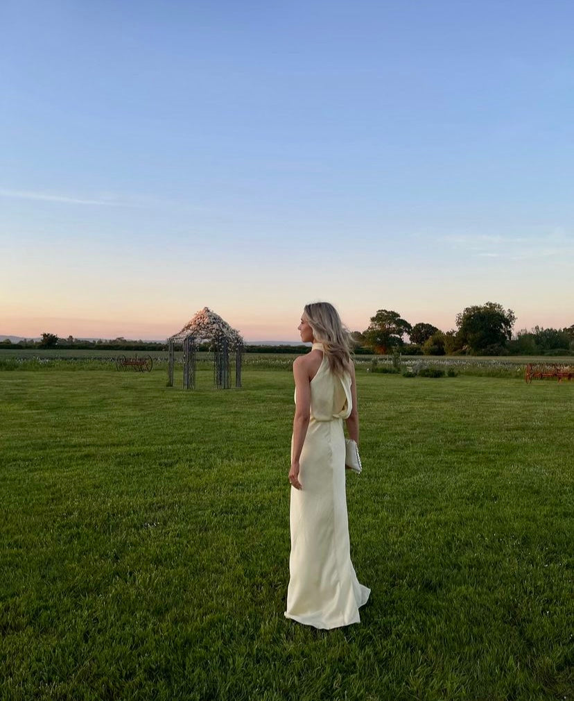 Ismira - Elegante abito lungo con scollo all'americana e ruches