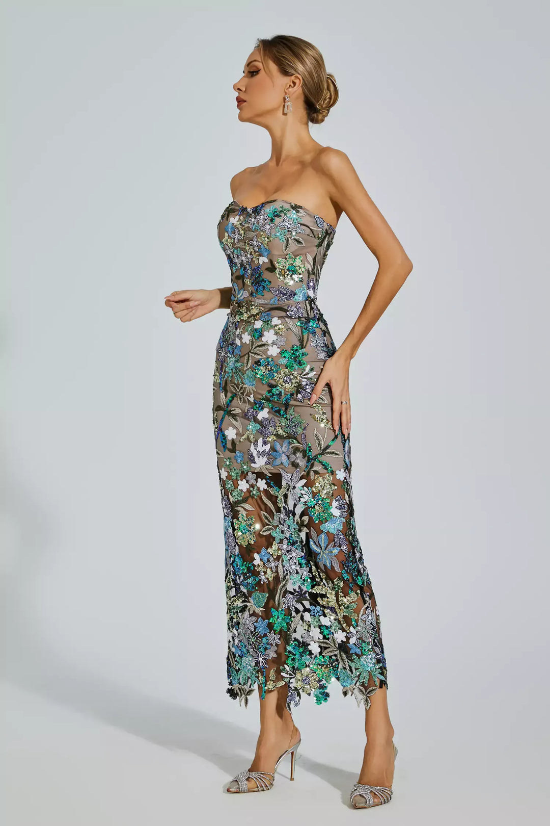 Annebel - Abito lungo ricamato con fiori blu
