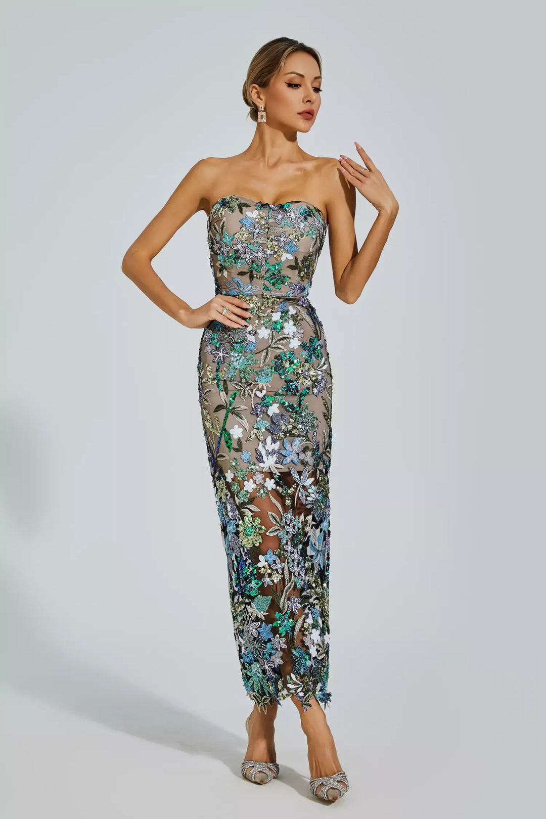 Annebel - Abito lungo ricamato con fiori blu