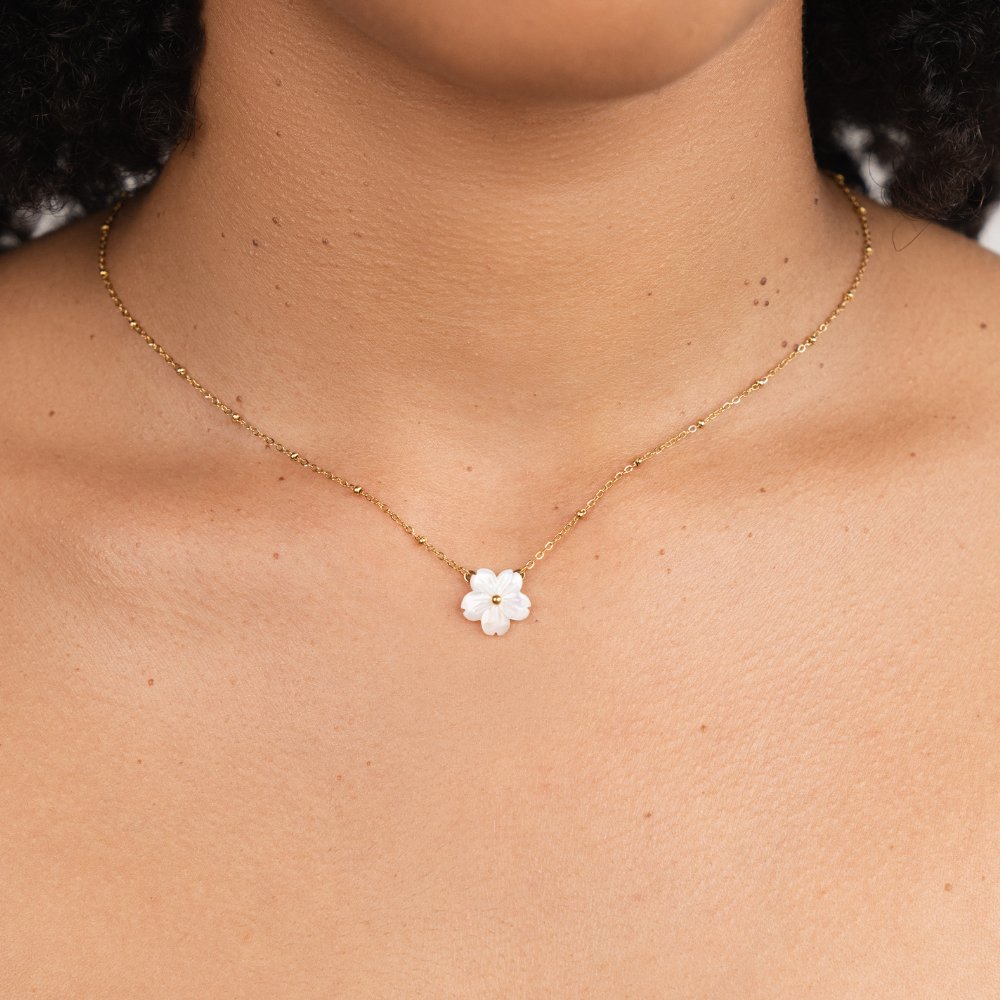 Lale - Collana con fiore bianco