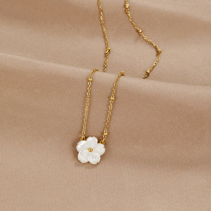 Lale - Collana con fiore bianco