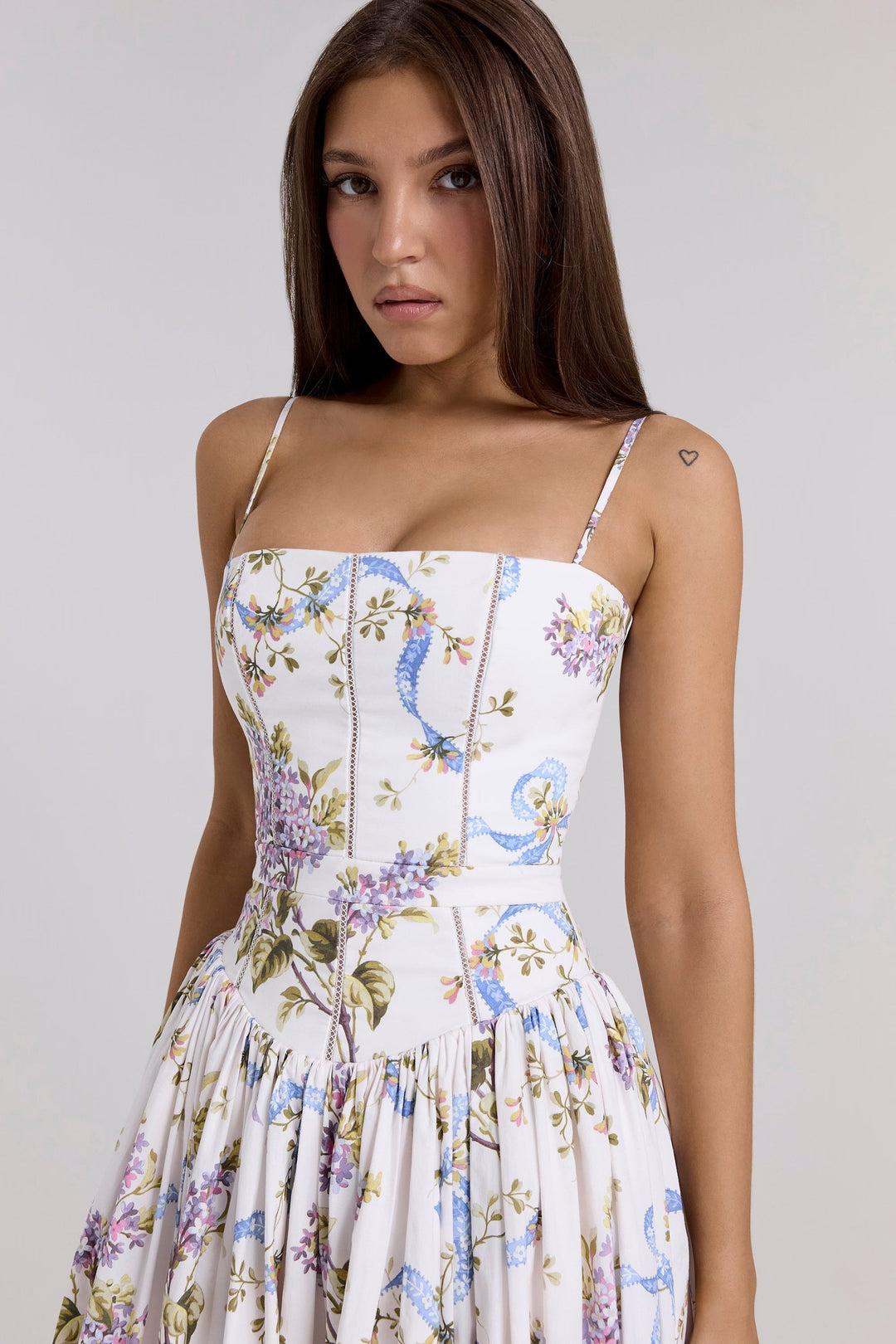 Kessara - Elegante maxi abito estivo con stampa floreale e spalline sottili